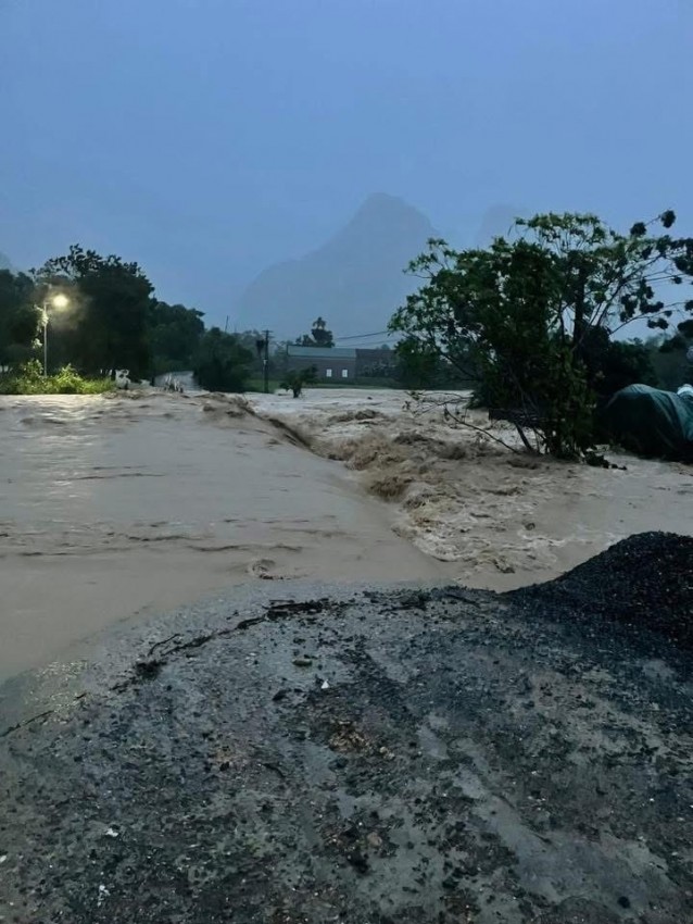 Bão số 5 suy yếu thành áp thấp nhiệt đới, mưa lớn còn kéo dài tại Hà Nội và Trung Bộ
