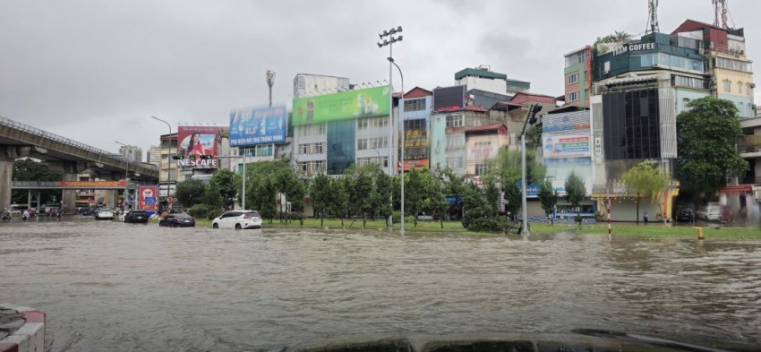 Bão số 5 suy yếu thành áp thấp nhiệt đới, mưa lớn còn kéo dài tại Hà Nội và Trung Bộ