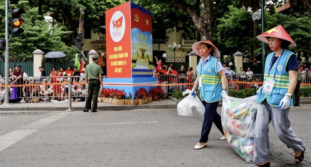 Công nhân môi trường và các tình nguyện viên thu gom rác liên tục, đảm bảo môi trường cho các khu vực diễu binh, diễu hành