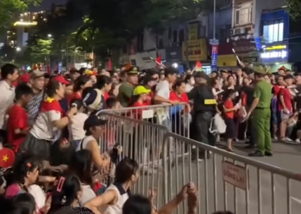 Đoàn người phá rào chắn của lực lượng an ninh để tiến lên phía trước xem diễu binh sáng và tối 24/8 trên đường Nguyễn Thái Học. Nguồn: Nam+