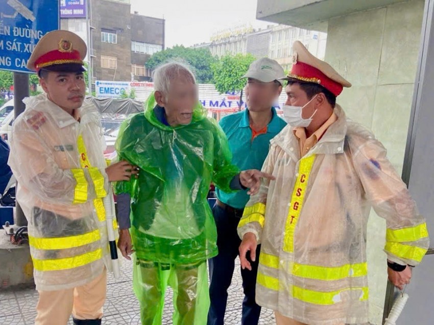 Cụ ông đã được CSGT hỗ trợ cùng con trai đưa về nhà an toàn.