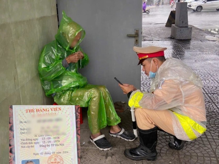 Hình ảnh cụ ông ngồi co ro.