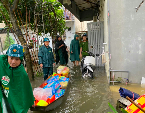 Công an phường Kiến Hưng kịp thời hỗ trợ người dân ứng phó ngập lụt do mưa bão