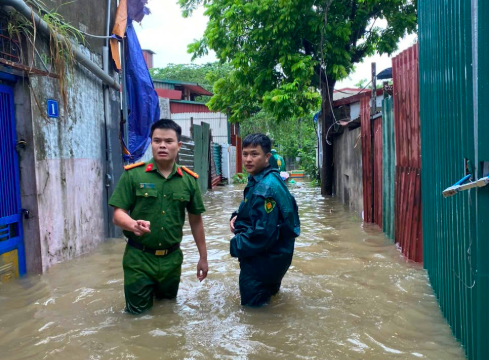 Công an phường Kiến Hưng kịp thời hỗ trợ người dân ứng phó ngập lụt do mưa bão