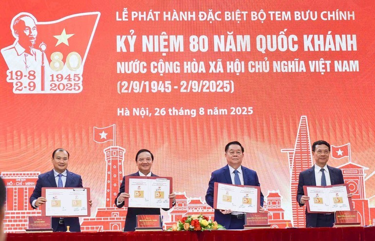 Các đại biểu thực hiện nghi thức phát hành bộ tem