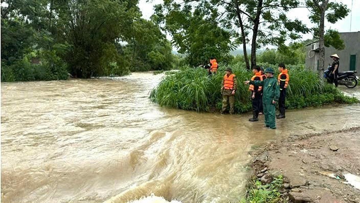 Đi qua cầu tràn, một người ở Tuyên Quang bị nước lũ cuốn trôi