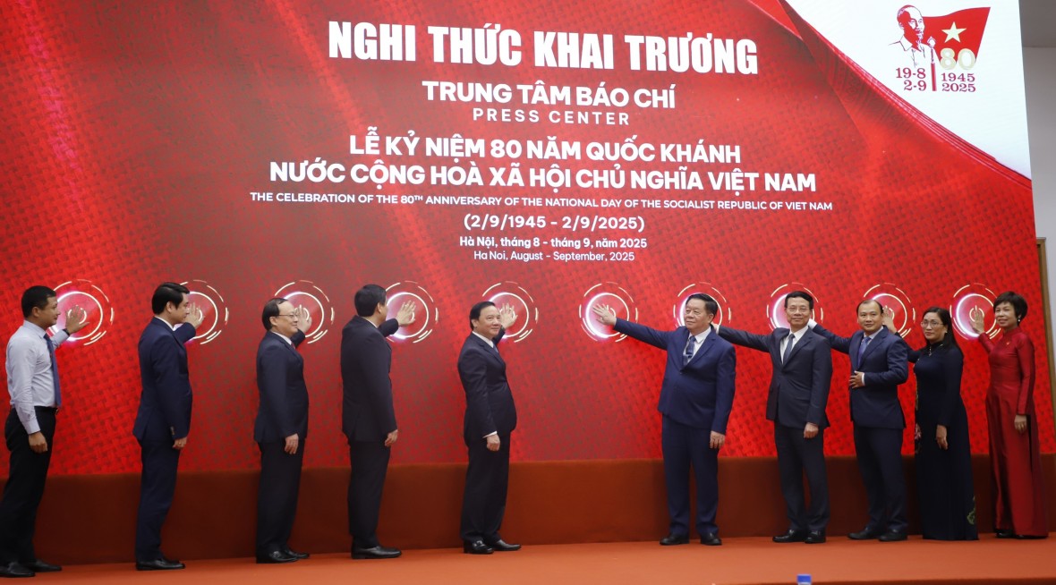 Các đại biểu bấm núi khai trương Trung tâm báo chí Lễ kỷ niệm 80 năm Quốc khánh