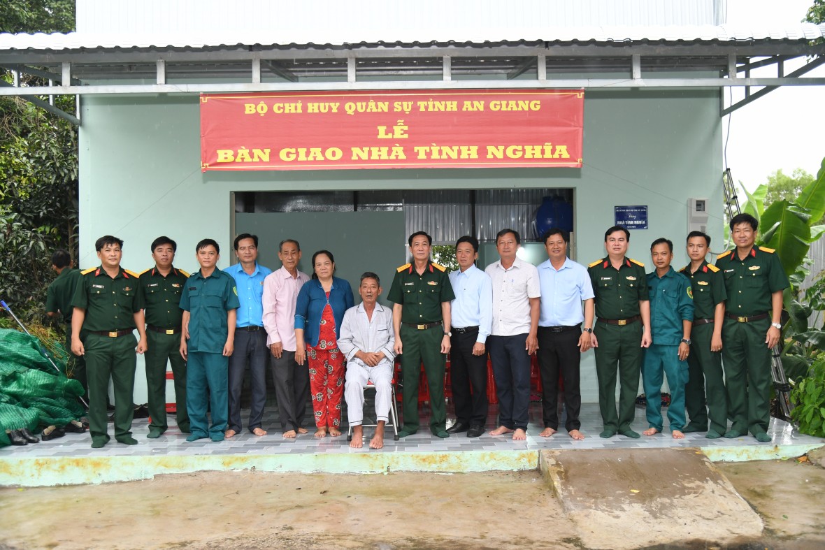 Bộ CHQS An Giang bàn giao 5 căn nhà tình nghĩa dịp Quốc khánh 2-9 Bộ CHQS An Giang bàn giao 5 căn nhà tình nghĩa dịp Quốc khánh 2-9 