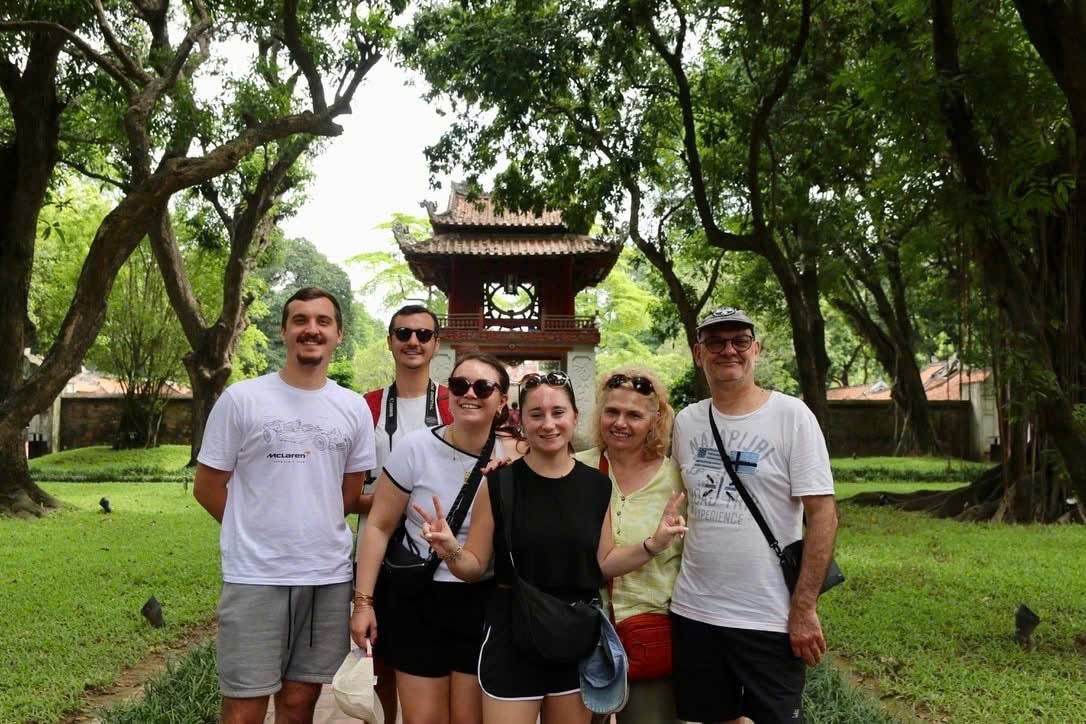 Du khách thăm Văn Miếu ( Ảnh: Di tích Văn Miếu - Quốc Tử Giám)