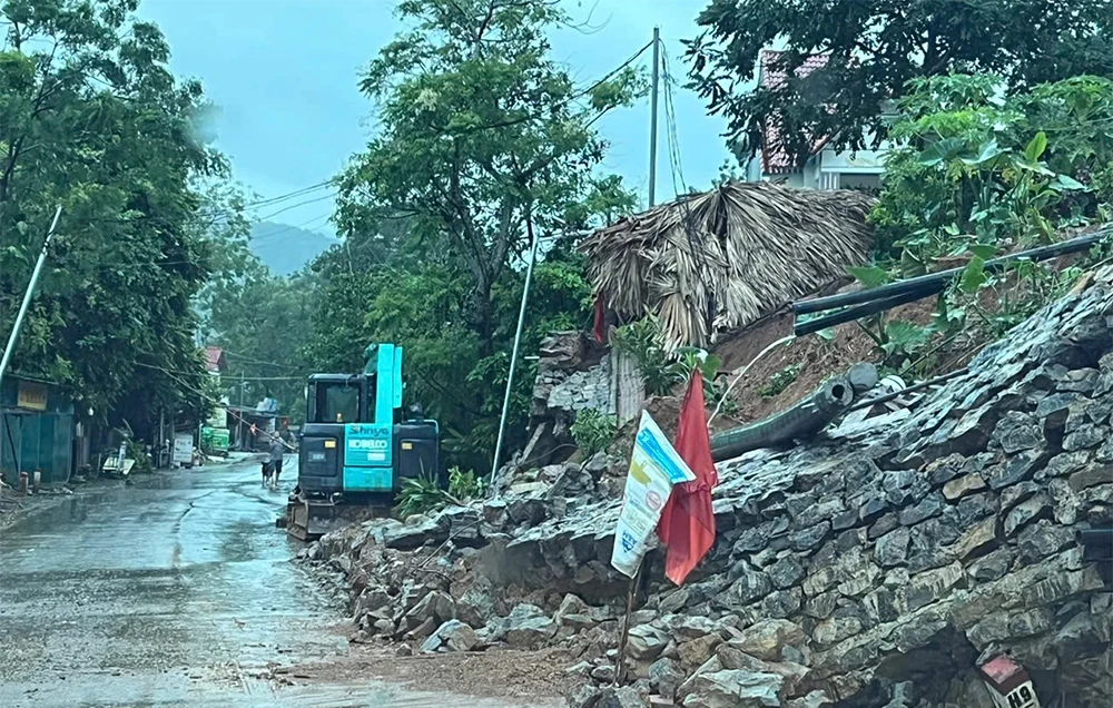 Thủ tướng yêu cầu tập trung khắc phục hậu quả bão số 5 và mưa lũ