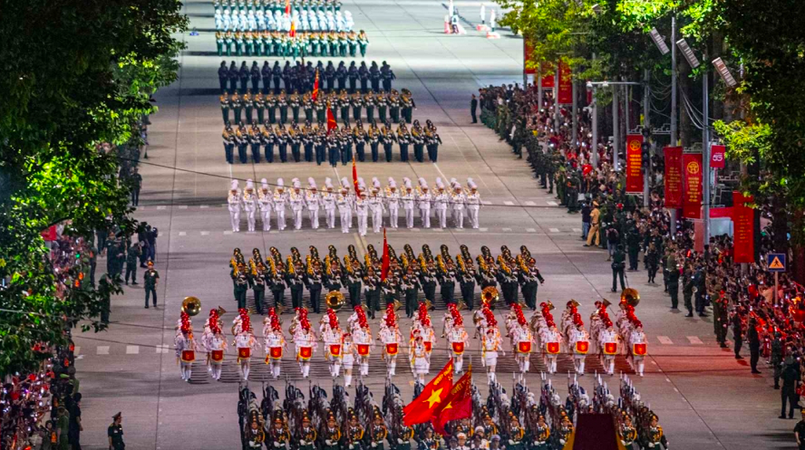 Các khối diễu binh đều tăm tắp.