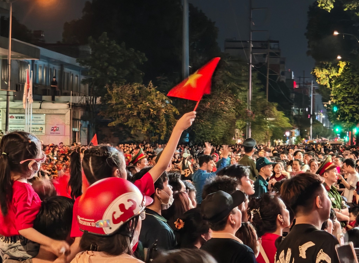 Người dân xem hờ đợi diễu binh, diễu hành.