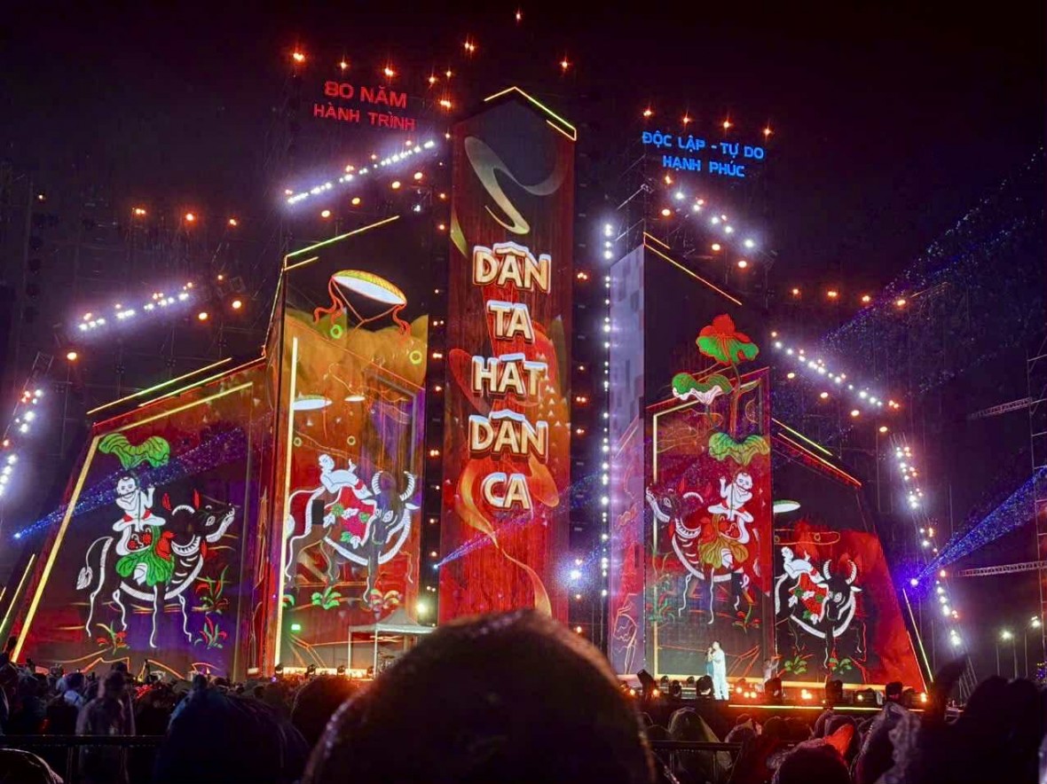 Hàng nghìn khán giả đội mưa đến tham dự concert quốc gia “Việt Nam trong tôi”