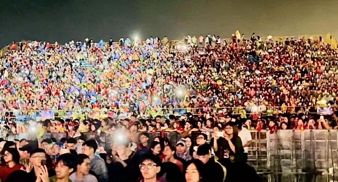 Hàng nghìn khán giả đội mưa đến tham dự concert quốc gia “Việt Nam trong tôi”