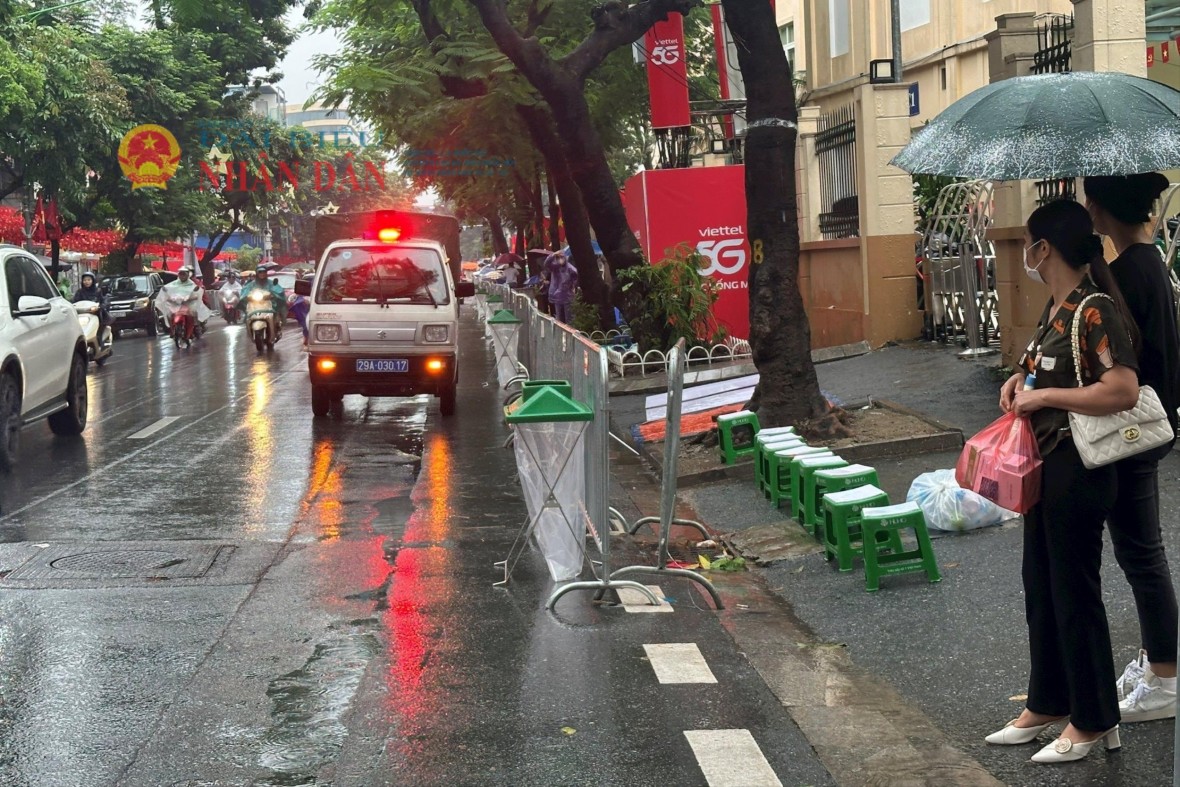 Công an kiên quyết dẹp bỏ tình trạng 'xếp ghế giữ chỗ' xem diễu binh rồi bán thu lợi