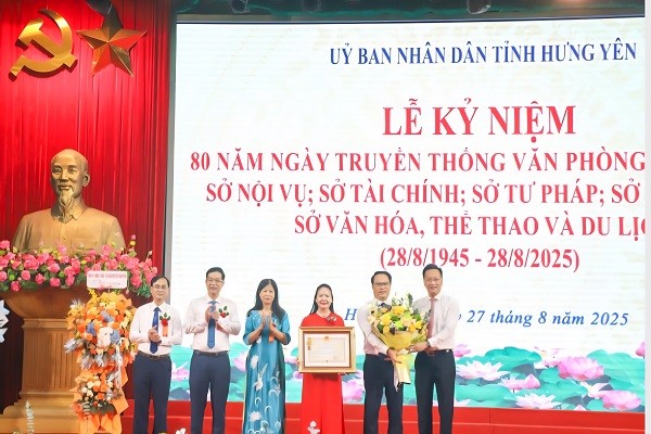 Khen thưởng nhiều tập thể, cá nhân dịp Kỷ niệm 80 năm Ngày truyền thống các sở, ngành tại Hưng Yên