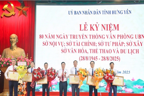 Khen thưởng nhiều tập thể, cá nhân dịp Kỷ niệm 80 năm Ngày truyền thống các sở, ngành tại Hưng Yên