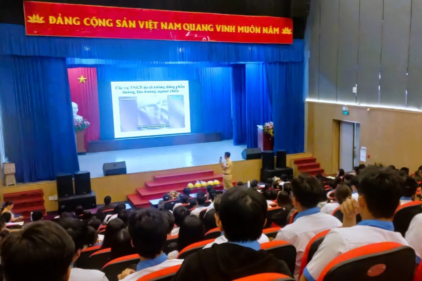 Phòng CSGT Công an tỉnh Đồng Nai tuyên truyền phổ biến pháp luật về giao thông.