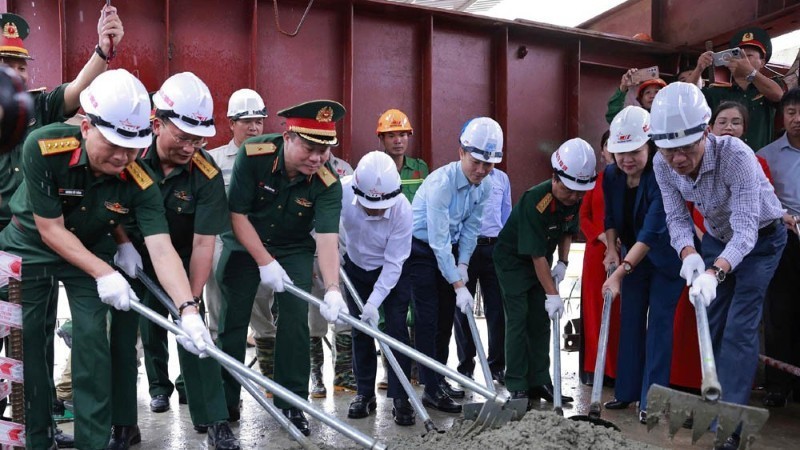 Các đại biểu thực hiện nghi thức hợp long cầu Phong Châu mới.