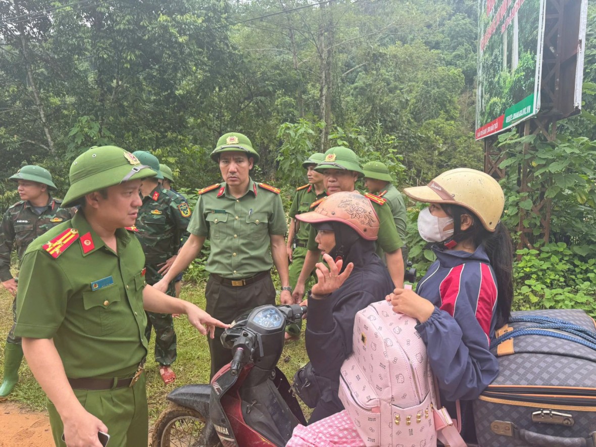 Lãnh đạo Công an tỉnh Thanh Hóa trực tiếp thăm hỏi, động viên người dân xã Yên Nhân - Ảnh Công an Thanh Hóa.