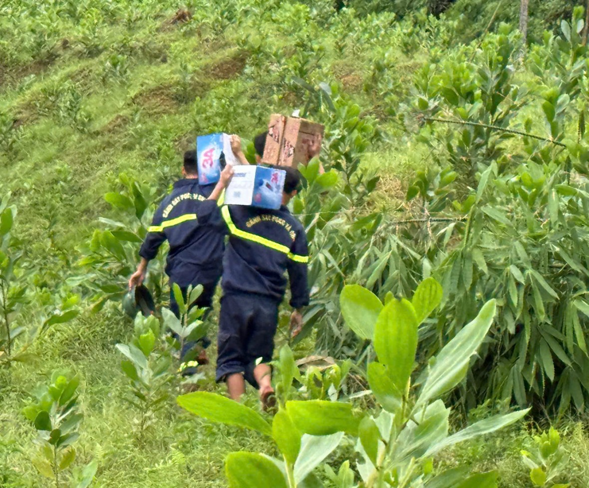 Hơn 100 cán bộ, chiến sĩ vận chuyển đồ tiếp tế cho Nhân dân - Ảnh Công an Thanh Hóa.