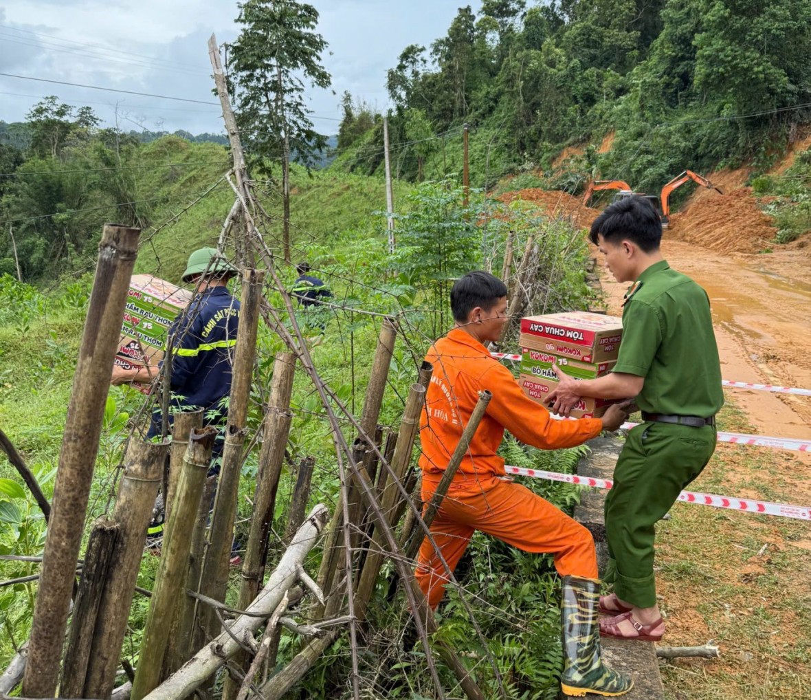 Thắm tình quân dân - Ảnh Công an Thanh Hóa.