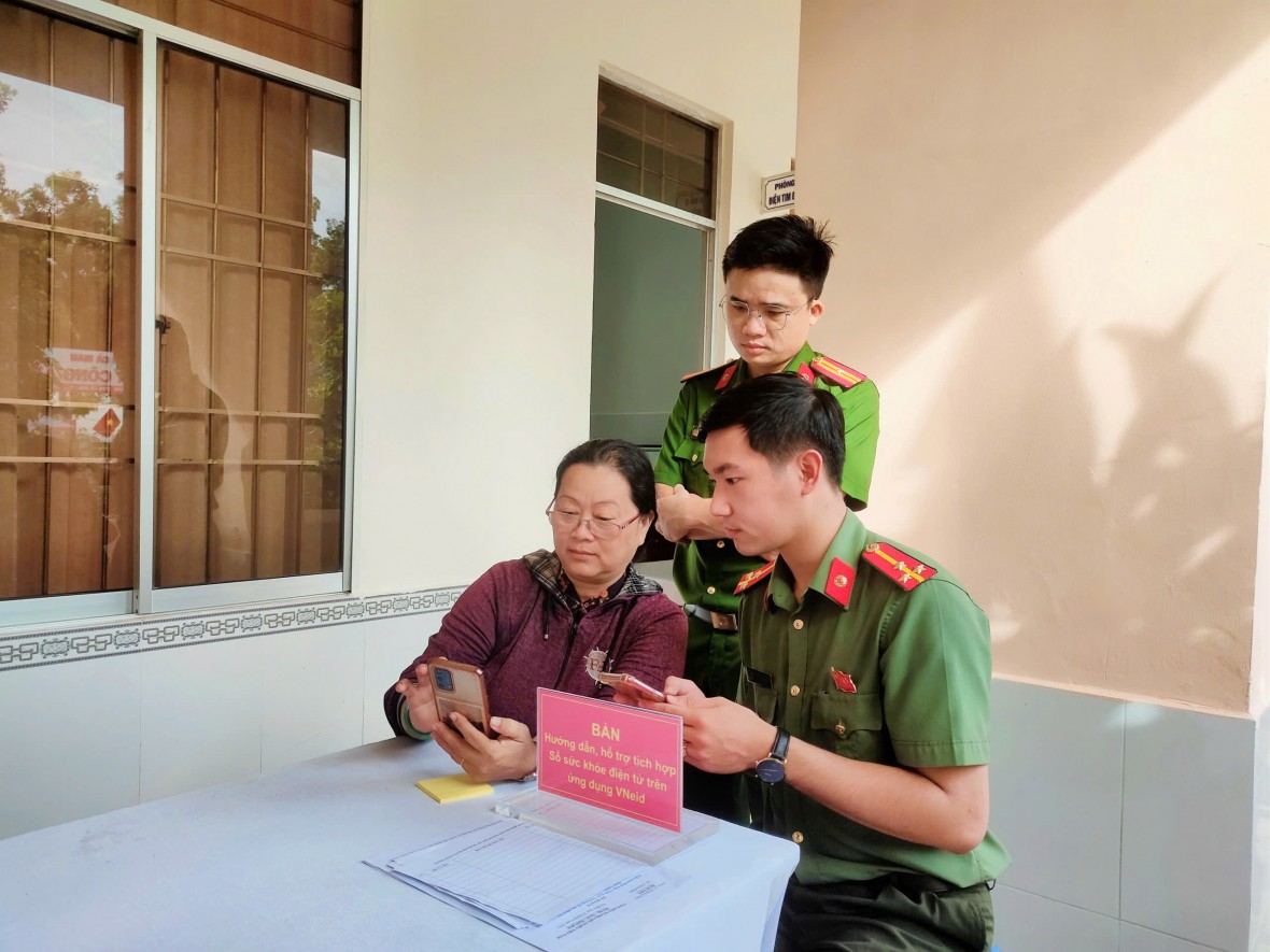 Lan tỏa chiến dịch “Tích hợp Sổ sức khỏe điện tử trên ứng dụng VNeID” ở Cà Mau