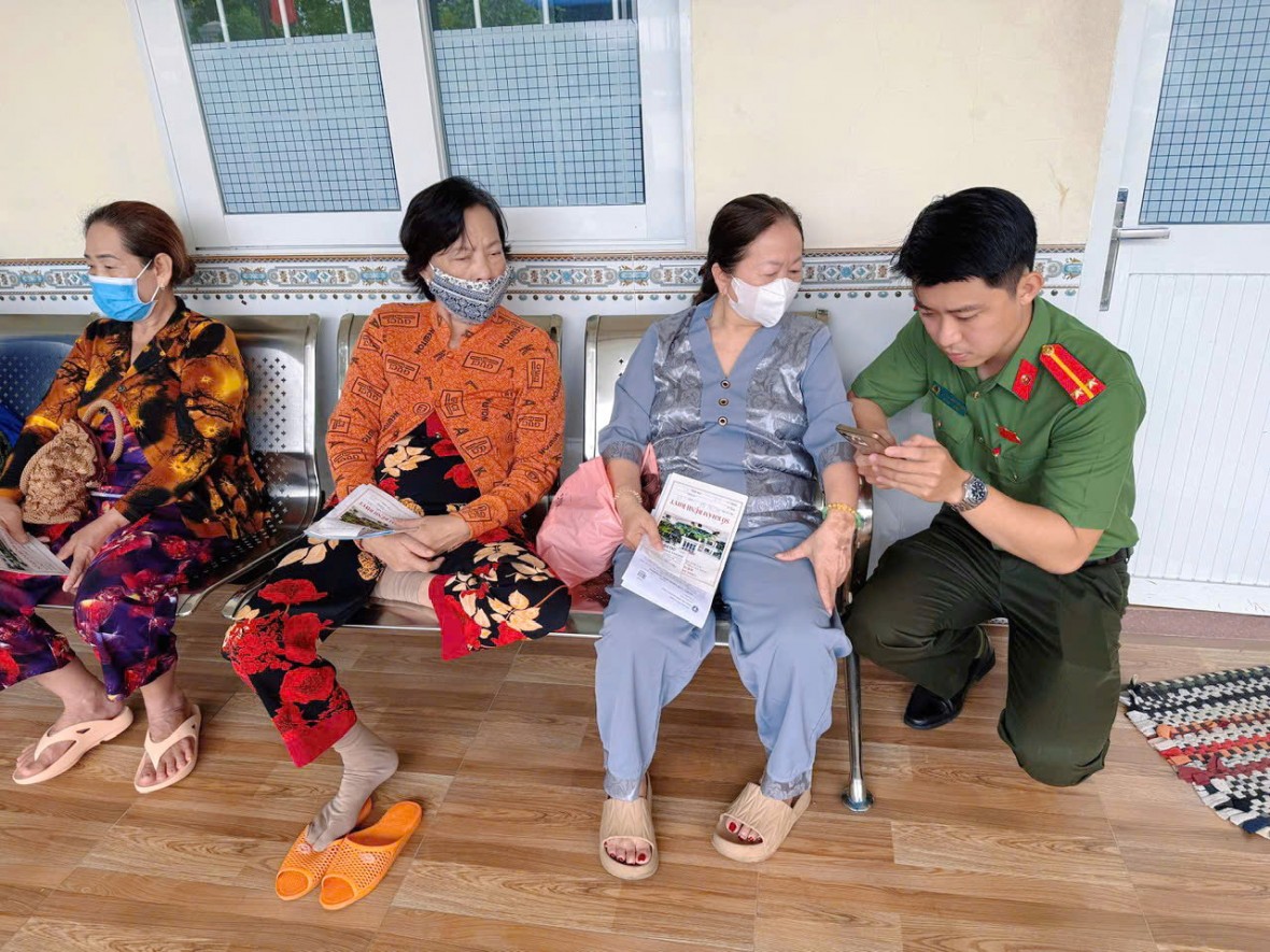 Lan tỏa chiến dịch “Tích hợp Sổ sức khỏe điện tử trên ứng dụng VNeID” ở Cà Mau