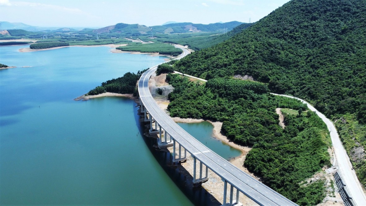 Thông xe toàn tuyến cao tốc Vũng Áng-Bùng.