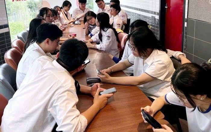 Hà Nội yêu cầu siết chặt việc học sinh sử dụng điện thoại trong trường học Hà Nội yêu cầu siết chặt việc học sinh sử dụng điện thoại trong trường học
