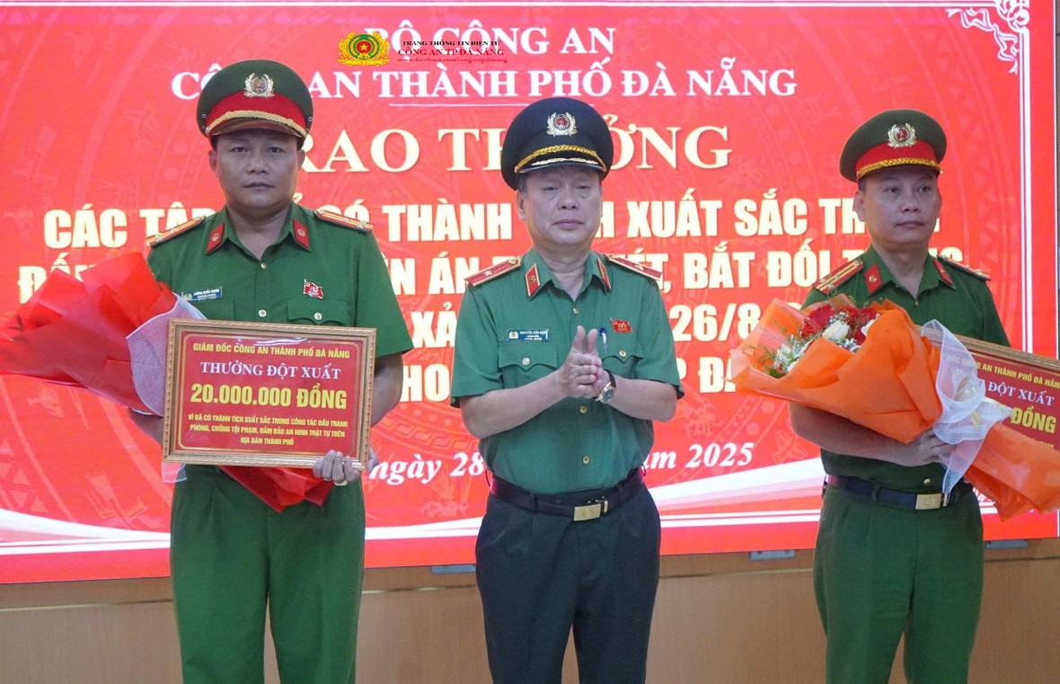 Thiếu tướng Nguyễn Hữu Hợp trao thưởng cho các đơn vị. (Ảnh: CAĐN)