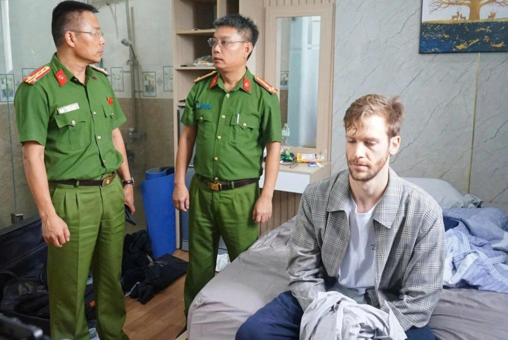 Đối tượng cướp tiệm vàng bị công an bắt giữ 