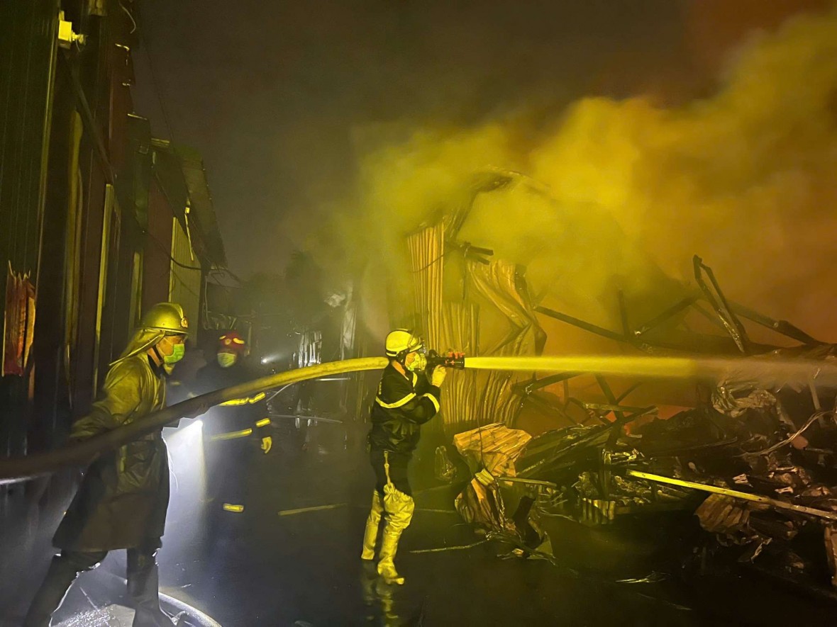 Kịp thời dập tắt đám cháy lớn tại xưởng in ở đường Tân Triều, TP Hà Nội