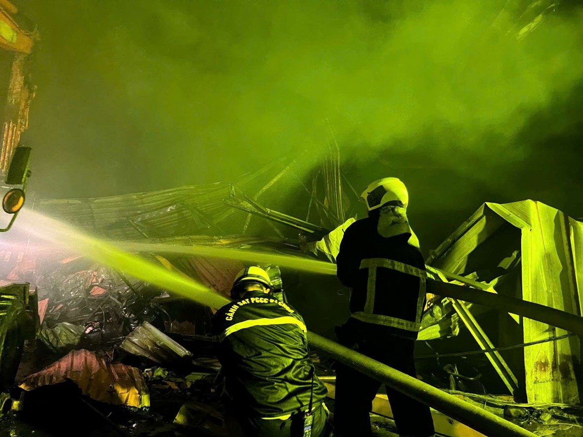 Lực lượng Cảnh sát PCCC&CNCH triển khai lăng áp lực cao dập tắt đám cháy.