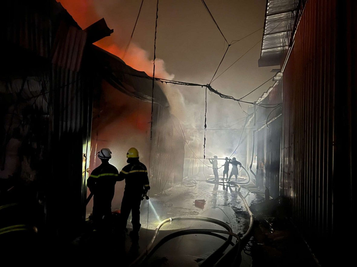 bên trong xưởng có nhiều chất cháy nên tốc độ lan nhanh.