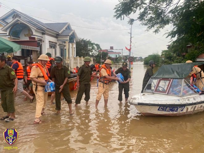 Cục CSGT khẩn trương ứng cứu người dân vùng lũ tại Thanh Hóa