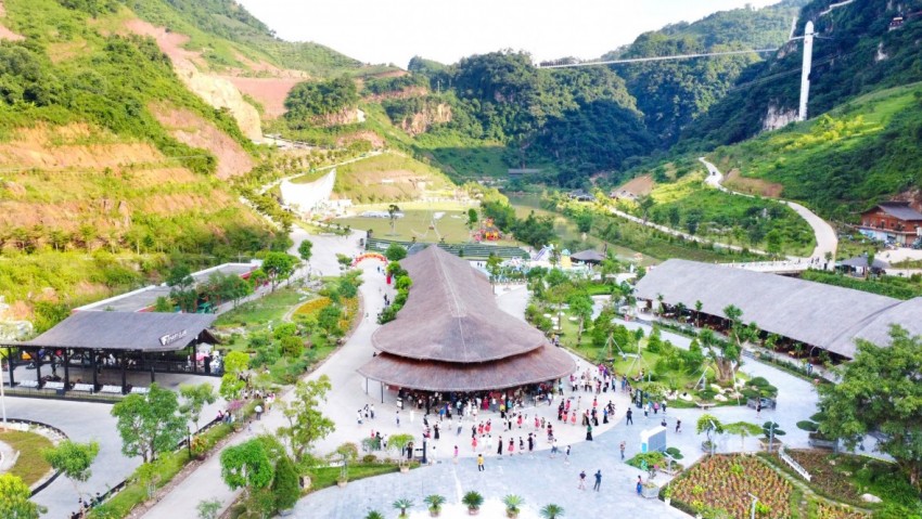 Mộc Châu Island - Cầu kính Bạch Long: Điểm đến lý tưởng giữa núi rừng thiên nhiên, hùng vỹ