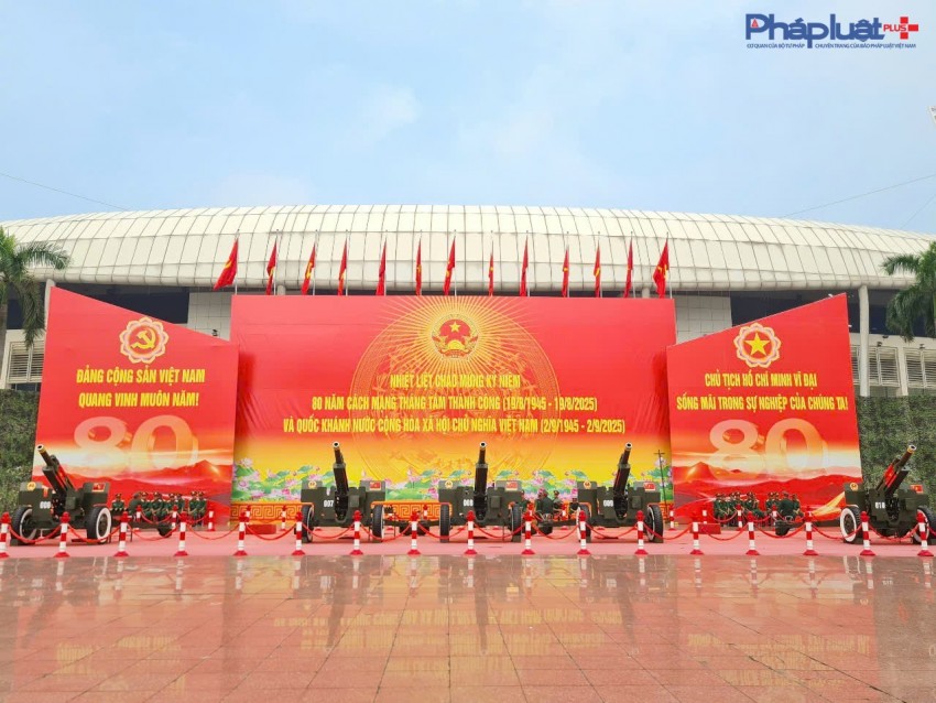 Đông đảo người dân hào hứng ghi lại khoảnh khắc bên dàn Đại Bác chuẩn bị khai hoả dịp 2/9