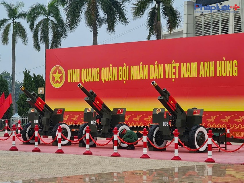 Đông đảo người dân hào hứng ghi lại khoảnh khắc bên dàn Đại Bác chuẩn bị khai hoả dịp 2/9