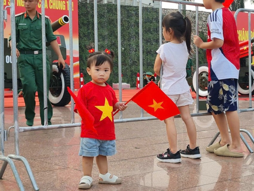 Đông đảo người dân hào hứng ghi lại khoảnh khắc bên dàn Đại Bác chuẩn bị khai hoả dịp 2/9