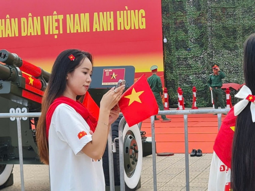 Đông đảo người dân hào hứng ghi lại khoảnh khắc bên dàn Đại Bác chuẩn bị khai hoả dịp 2/9