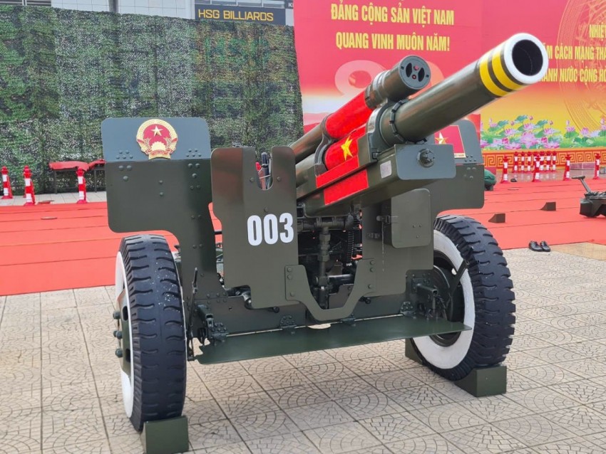 Đông đảo người dân hào hứng ghi lại khoảnh khắc bên dàn Đại Bác chuẩn bị khai hoả dịp 2/9