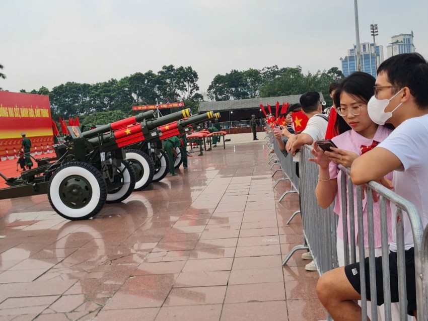 Đông đảo người dân hào hứng ghi lại khoảnh khắc bên dàn Đại Bác chuẩn bị khai hoả dịp 2/9
