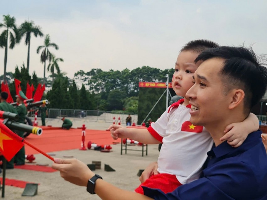 Đông đảo người dân hào hứng ghi lại khoảnh khắc bên dàn Đại Bác chuẩn bị khai hoả dịp 2/9