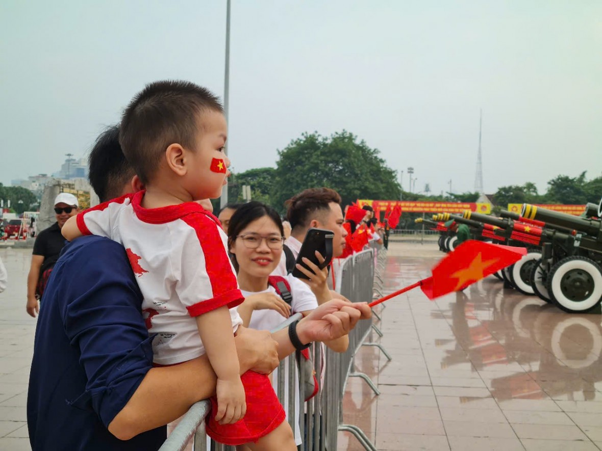 Đông đảo người dân hào hứng ghi lại khoảnh khắc bên dàn Đại Bác chuẩn bị khai hoả dịp 2/9