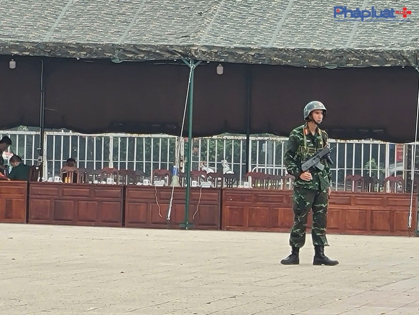 Đông đảo người dân hào hứng ghi lại khoảnh khắc bên dàn Đại Bác chuẩn bị khai hoả dịp 2/9