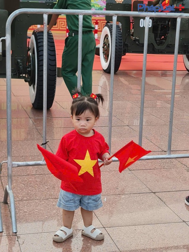 Đông đảo người dân hào hứng ghi lại khoảnh khắc bên dàn Đại Bác chuẩn bị khai hoả dịp 2/9