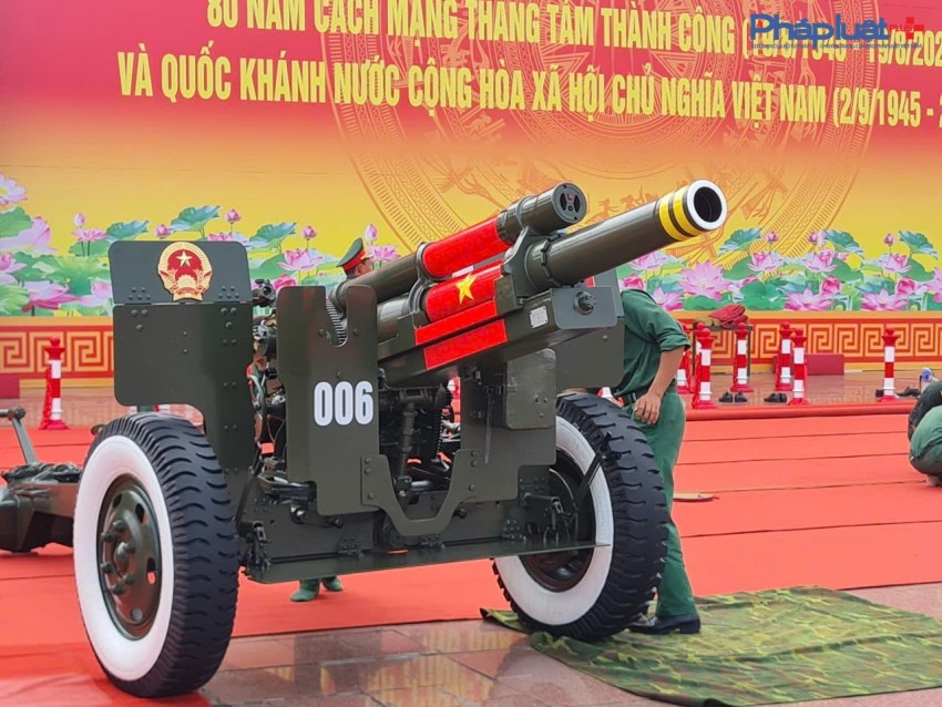 Đông đảo người dân hào hứng ghi lại khoảnh khắc bên dàn Đại Bác chuẩn bị khai hoả dịp 2/9