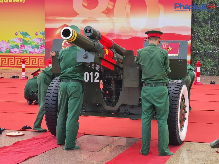 Đông đảo người dân hào hứng ghi lại khoảnh khắc bên dàn Đại Bác chuẩn bị khai hoả dịp 2/9