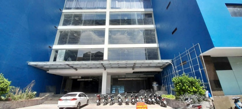 Mặt sau của Trung tâm thương mại Chợ Mơ. Mặt sau của Trung tâm thương mại Chợ Mơ.